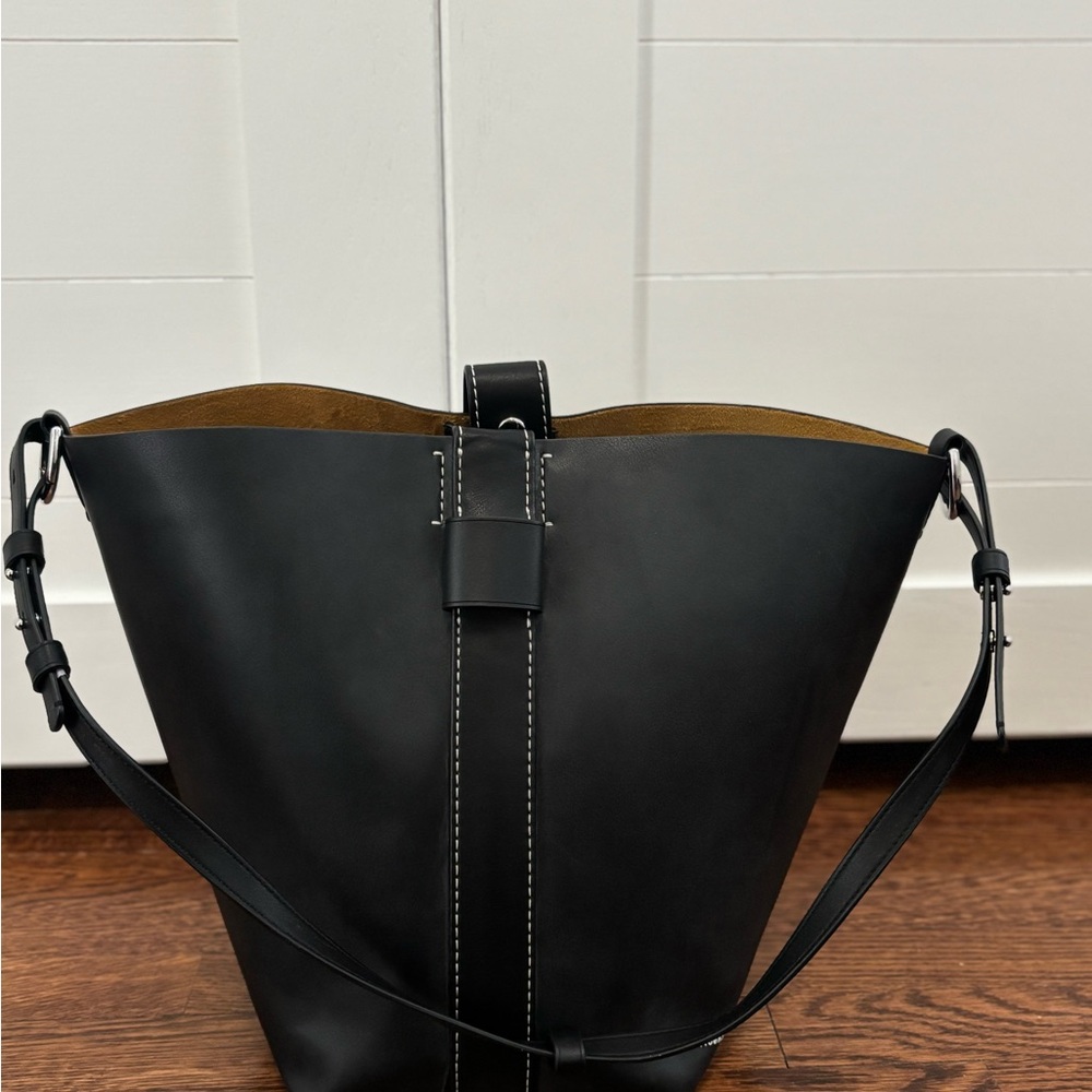 Elegant Black Leather Tote Bag - Picture 8 of 10
